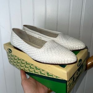 Vintage BASS made in Brazil Hayward white woven Pointed Toe flats